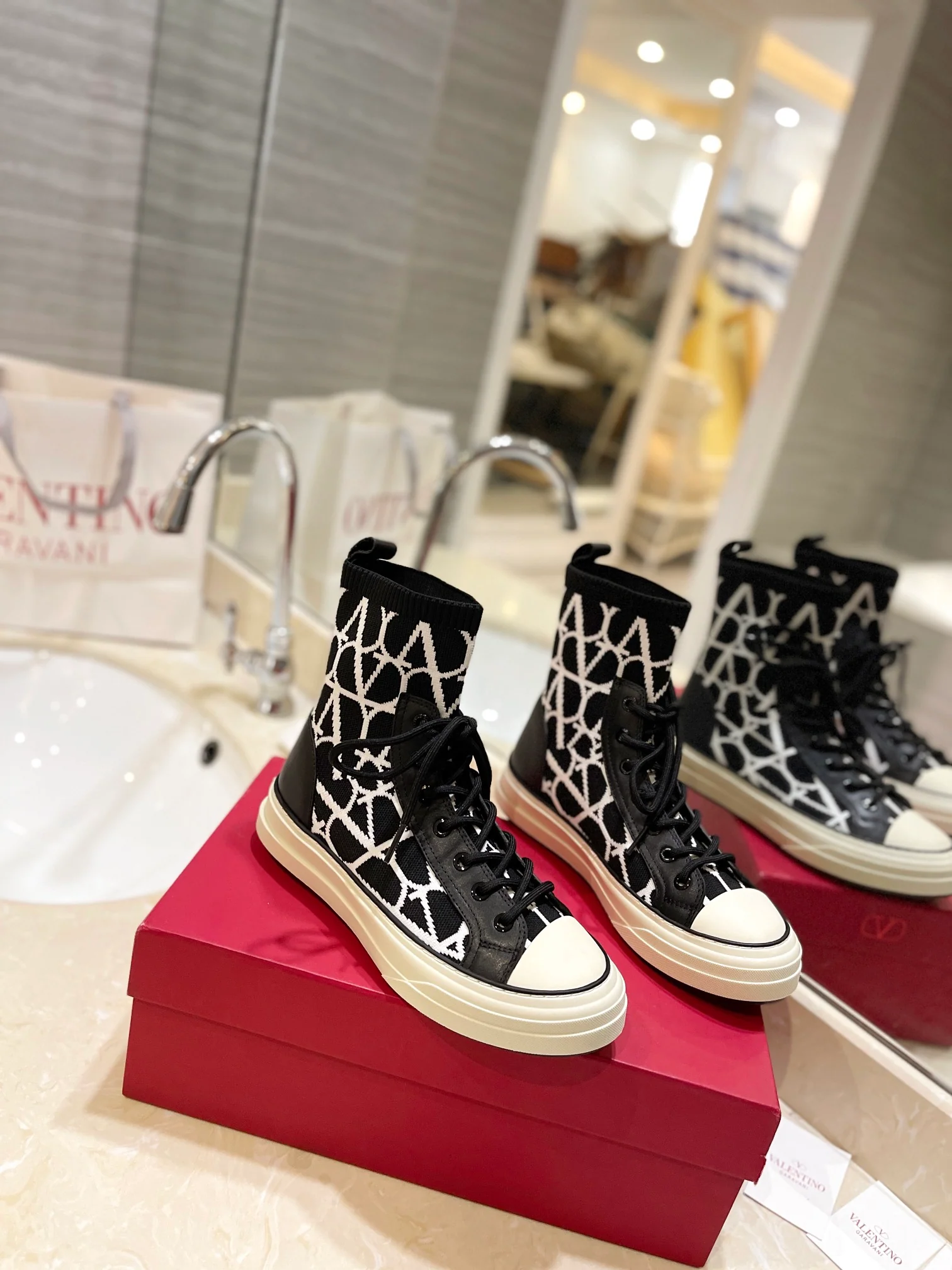 Туфли-носки Valentino до середины икры - унисекс - черно-белые