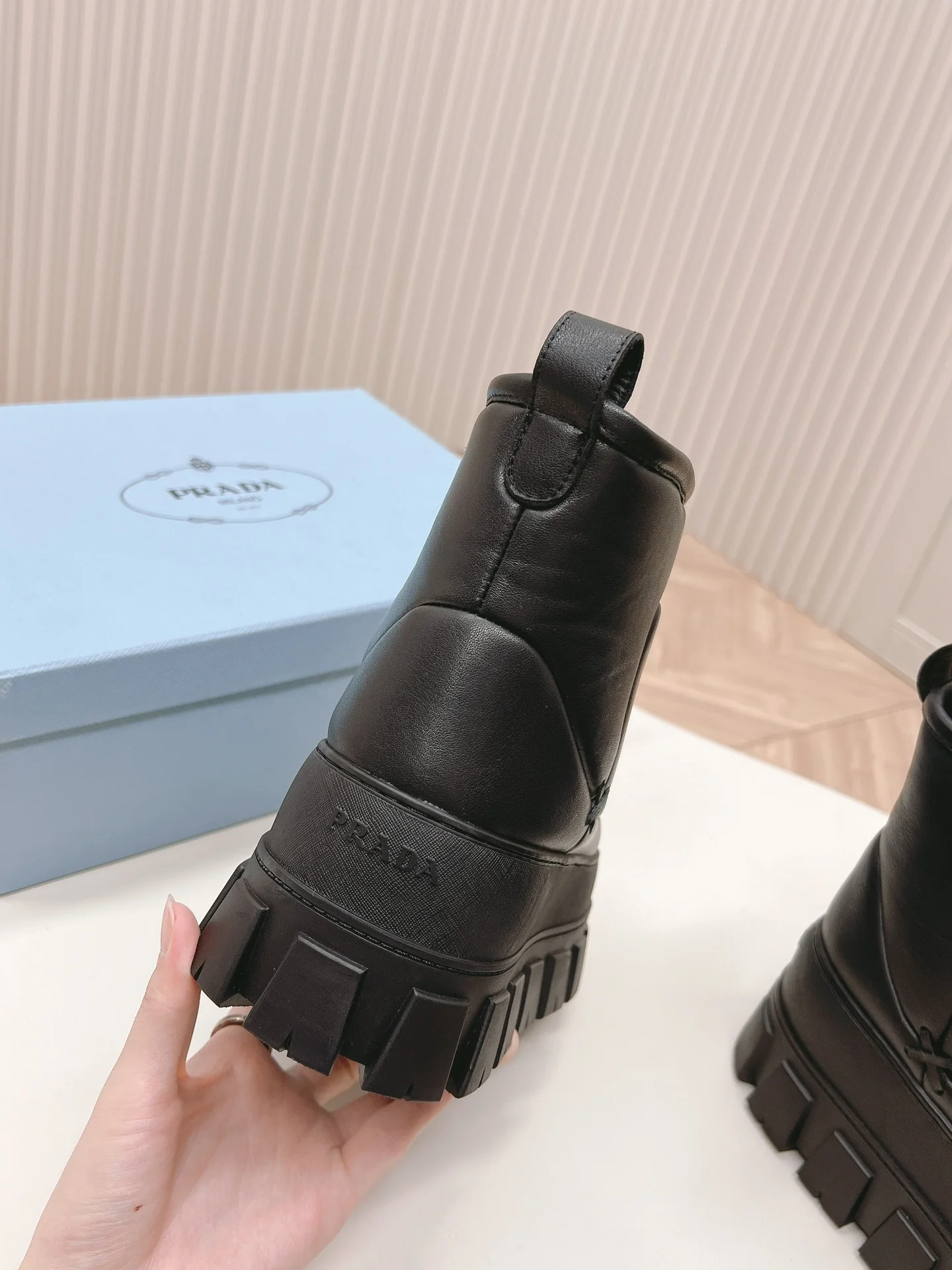 Снежные ботинки Prada на платформе 2024 года - черные