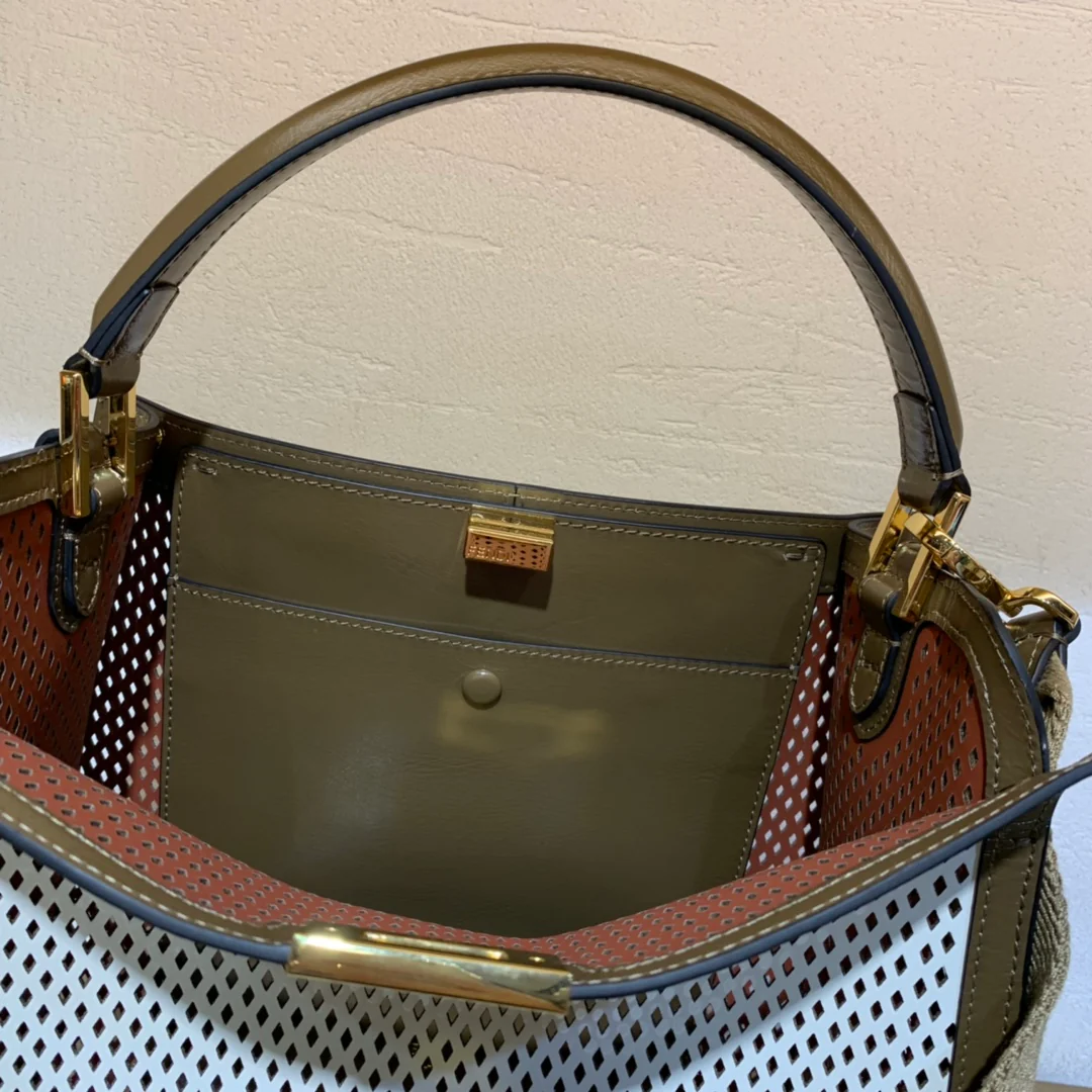 Сумка Fendi Peekaboo Lite Medium из натуральной кожи.