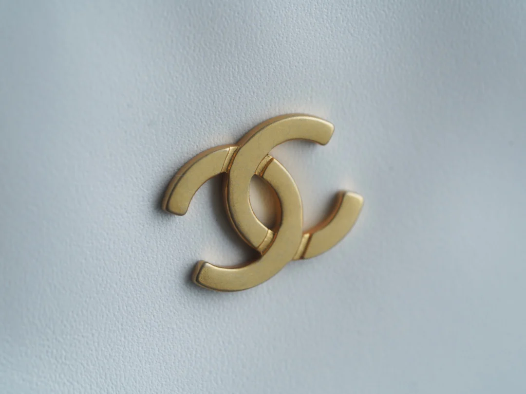 Сумка Chanel 22p 22bag, маленькая, белая, с золотой пряжкой.