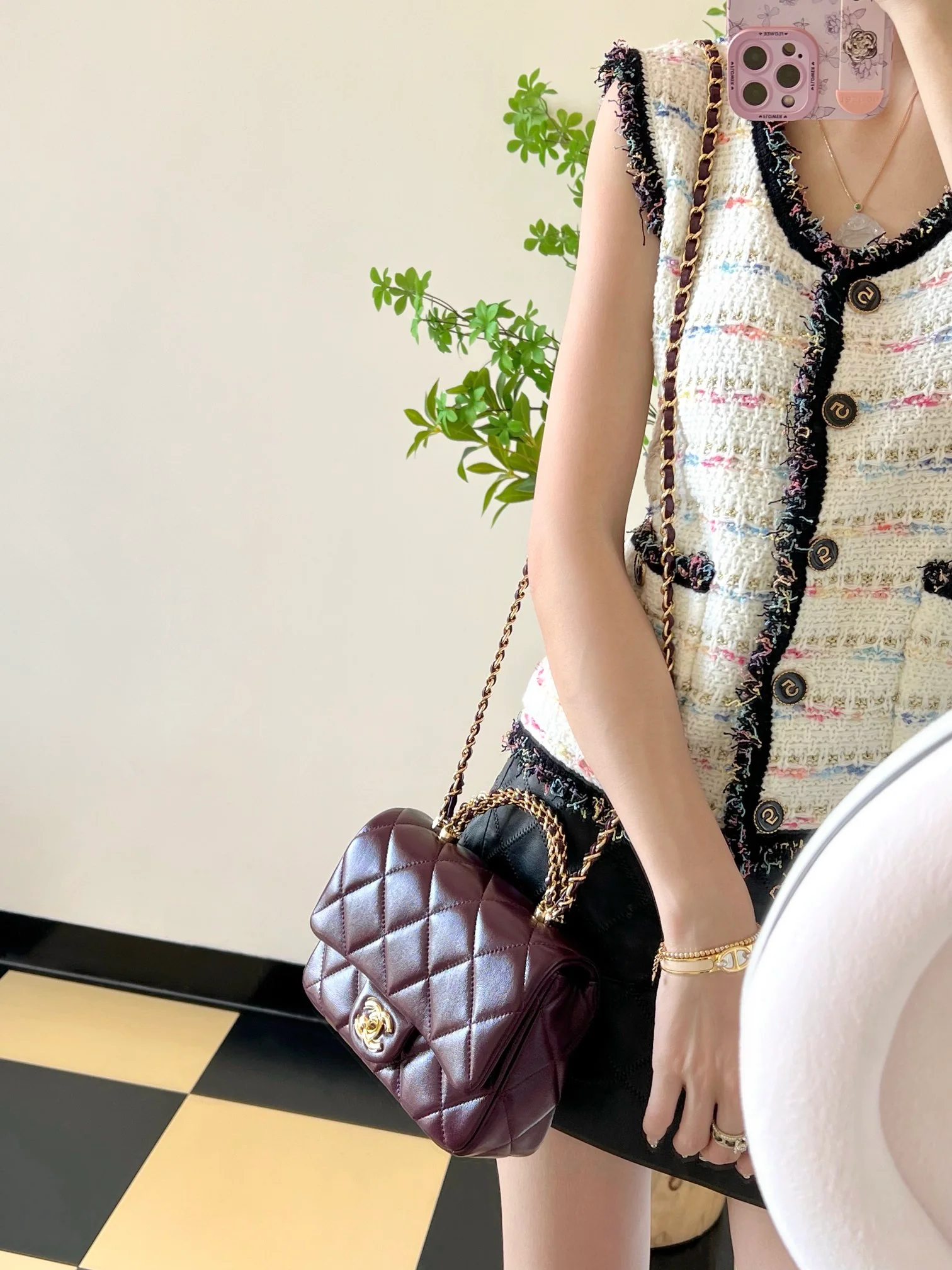 Маленькая бордовая сумочка Chanel с клапаном и привинчивающейся ручкой.