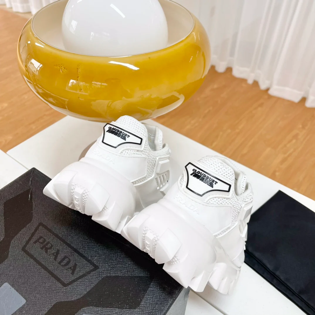 Обувь Prada - коллекция Prada ранней весны 2022 года - блестящие массивные кроссовки - белые