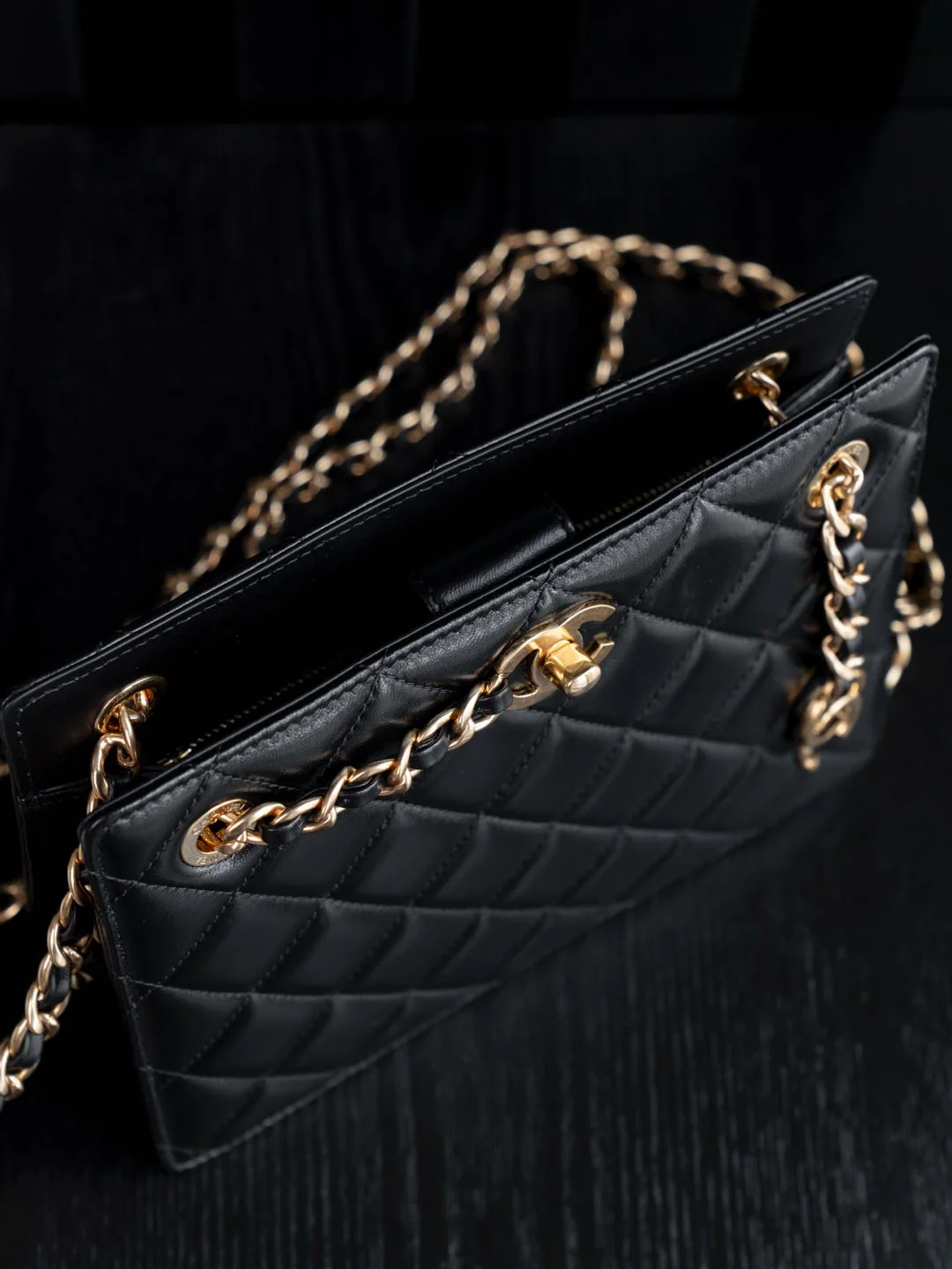 Черная квадратная сумочка на цепочке для вечерних мероприятий