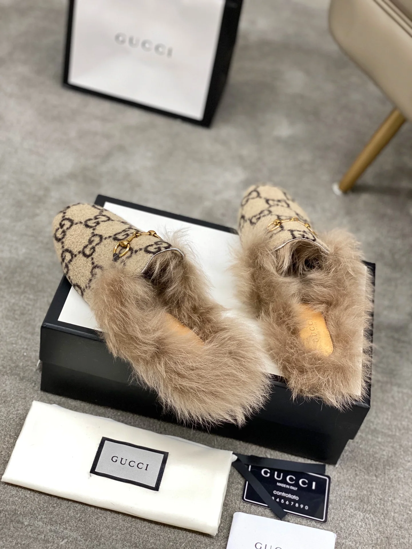 Бутик Gucci 2020 — Новейшая коллекция с подиума — Меховые тапочки — В стиле монограммы