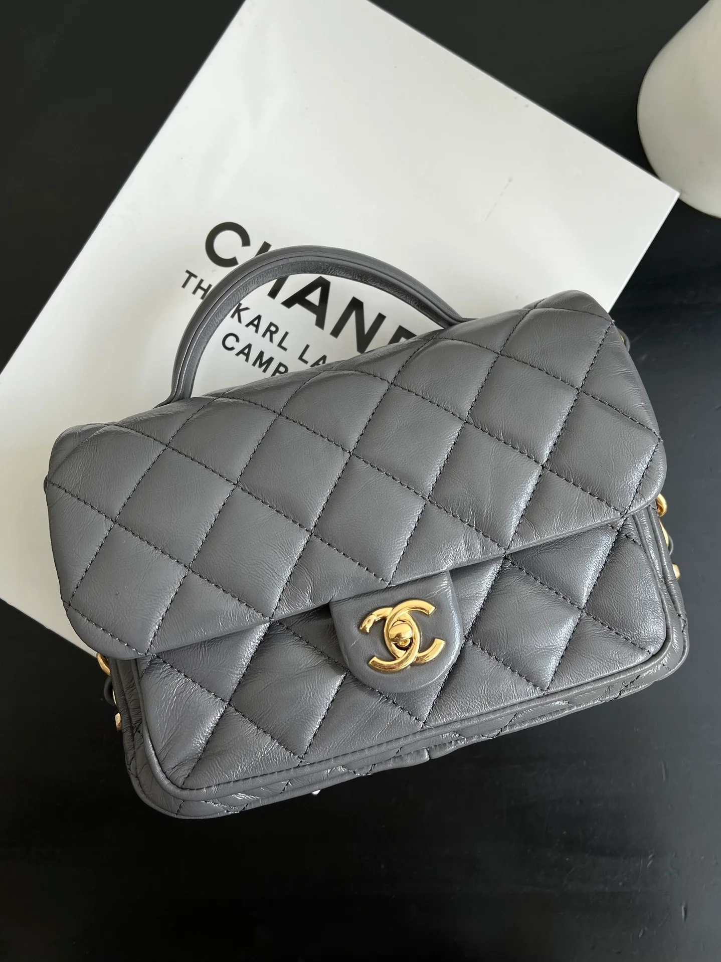 Chanel - Сумка-мессенджер с ручкой из овечьей кожи - Серая