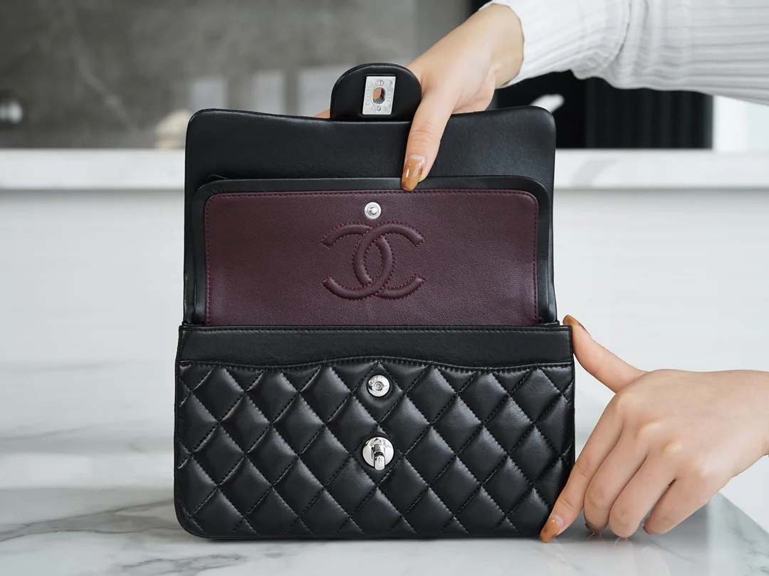 Сумка Chanel CF Medium - 23 см - из черной овечьей кожи с серебряной пряжкой - CF23