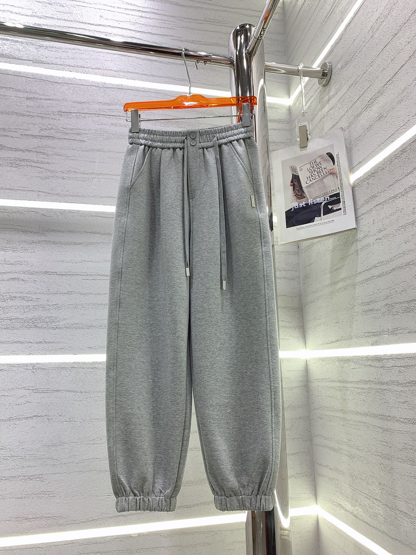 Новые спортивные брюки Chanel 2403 с двойной пуговицей и этикеткой.