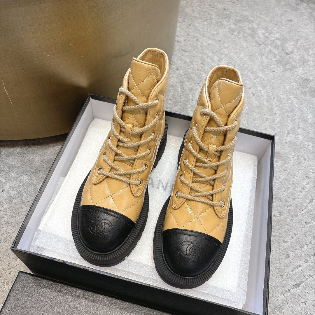 Ботинки Dr. Martens с логотипом Chanel 2024 года - коричневые