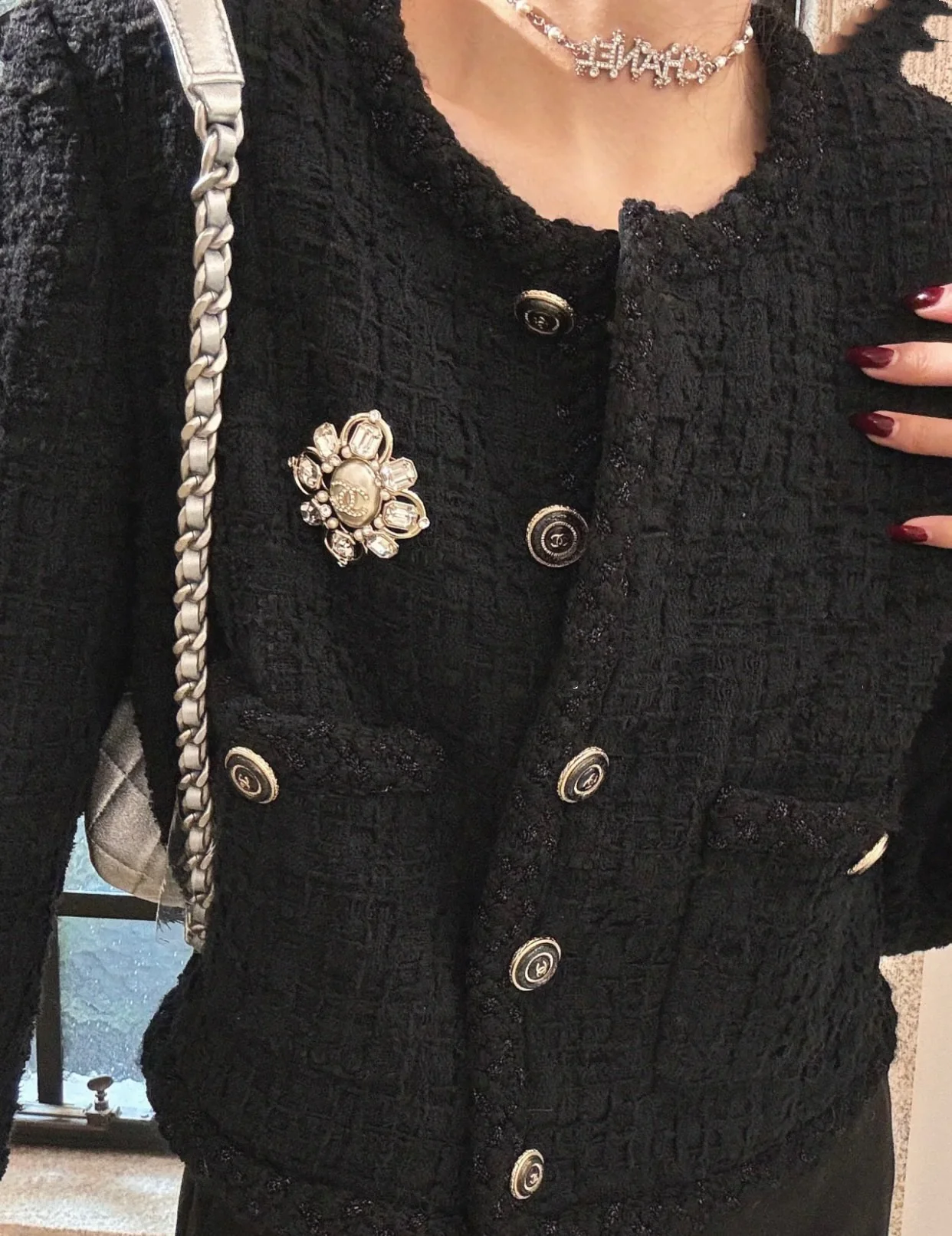 Новая коллекция Chanel весна/лето - сумка-хобо - сумка-мессенджер в стиле хиппи - серебристая