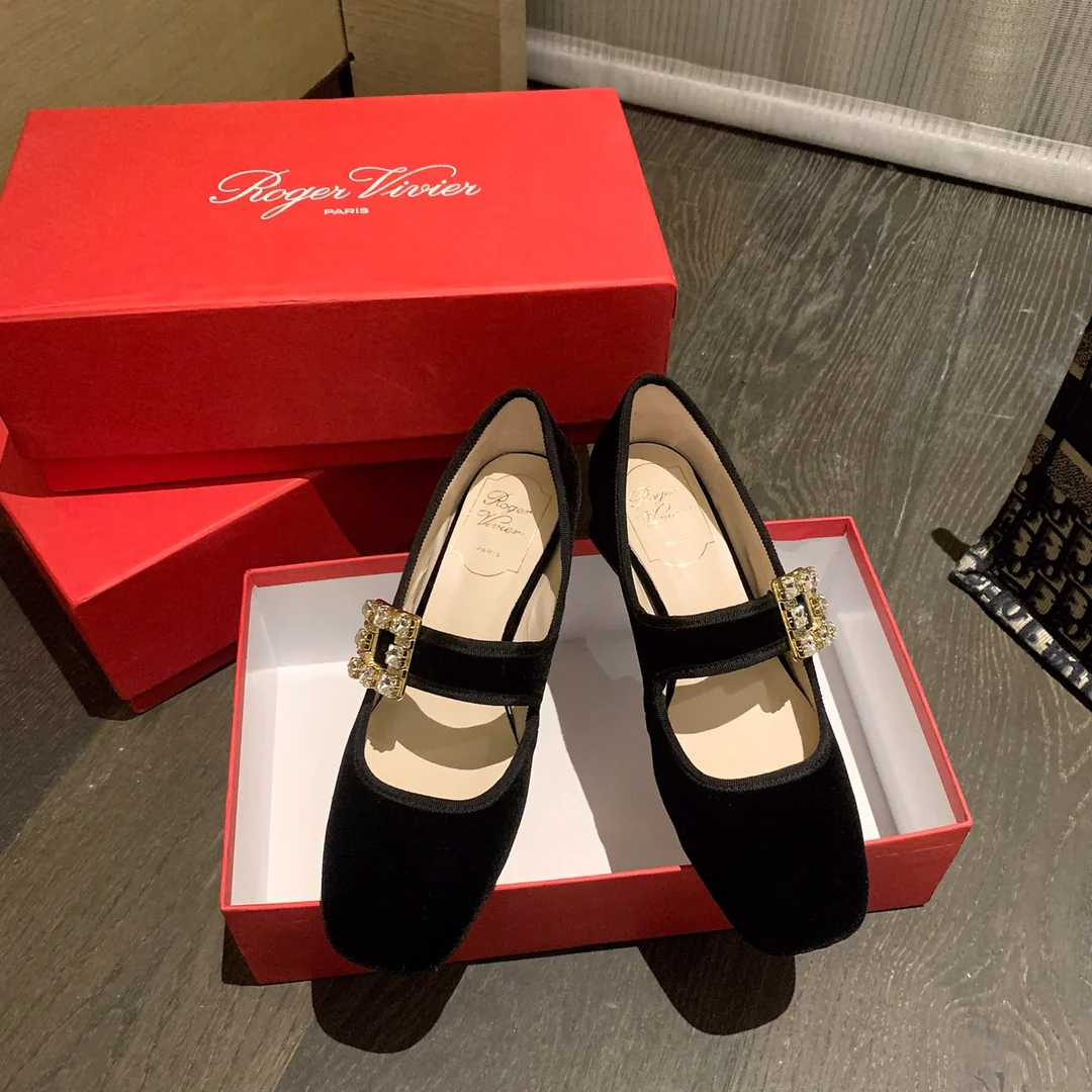 Бархатные балетки с пряжкой и стразами - черные