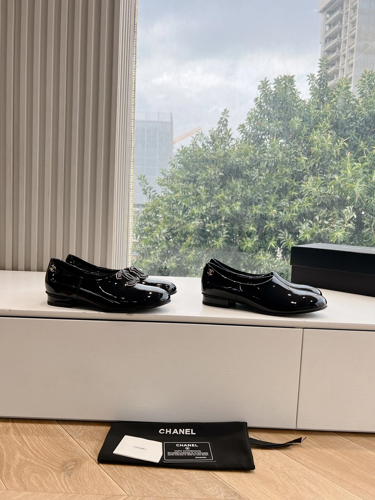 Туфли Мэри Джейн с логотипом Chanel 2024 года - изображение из коллекции