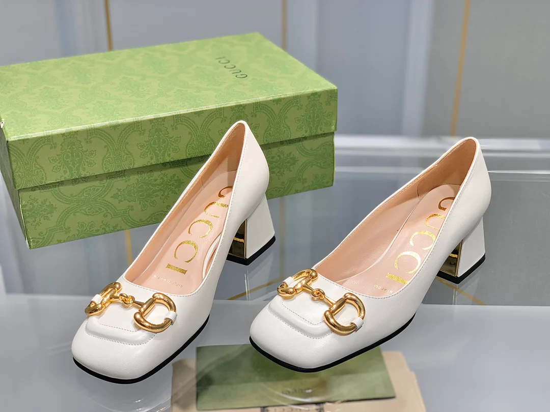 Весенняя коллекция Gucci 2021 — Босоножки на массивном каблуке с пряжкой в ??виде конской уздечки — 3