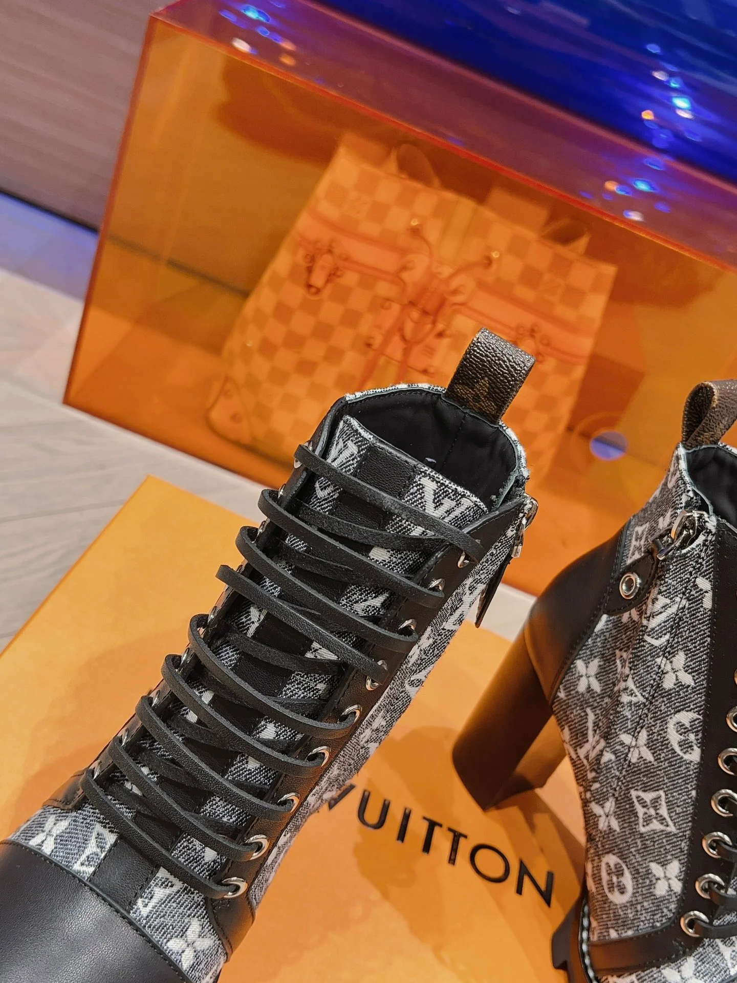 LV - Новинка сезона осень/зима 2023 - Ботильоны на высоком каблуке - Узор ?монограмма? - Модель 2-1