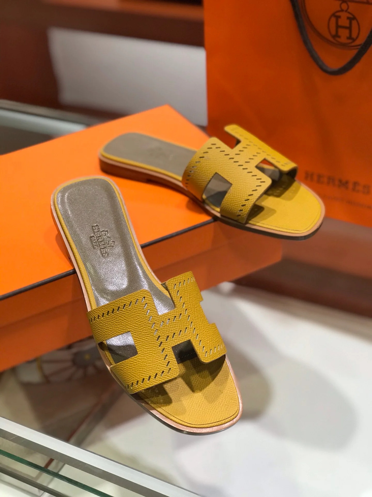 Новинка весны 2022 года от Hermes - плоские тапочки H - 4