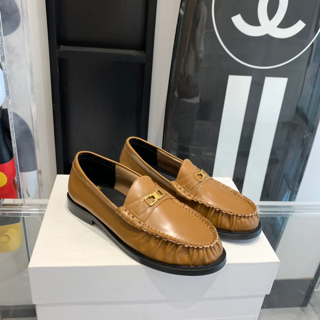 Новинка сезона осень/зима 2023 от Celine - Балетки с жатой подошвой - Верблюжий цвет