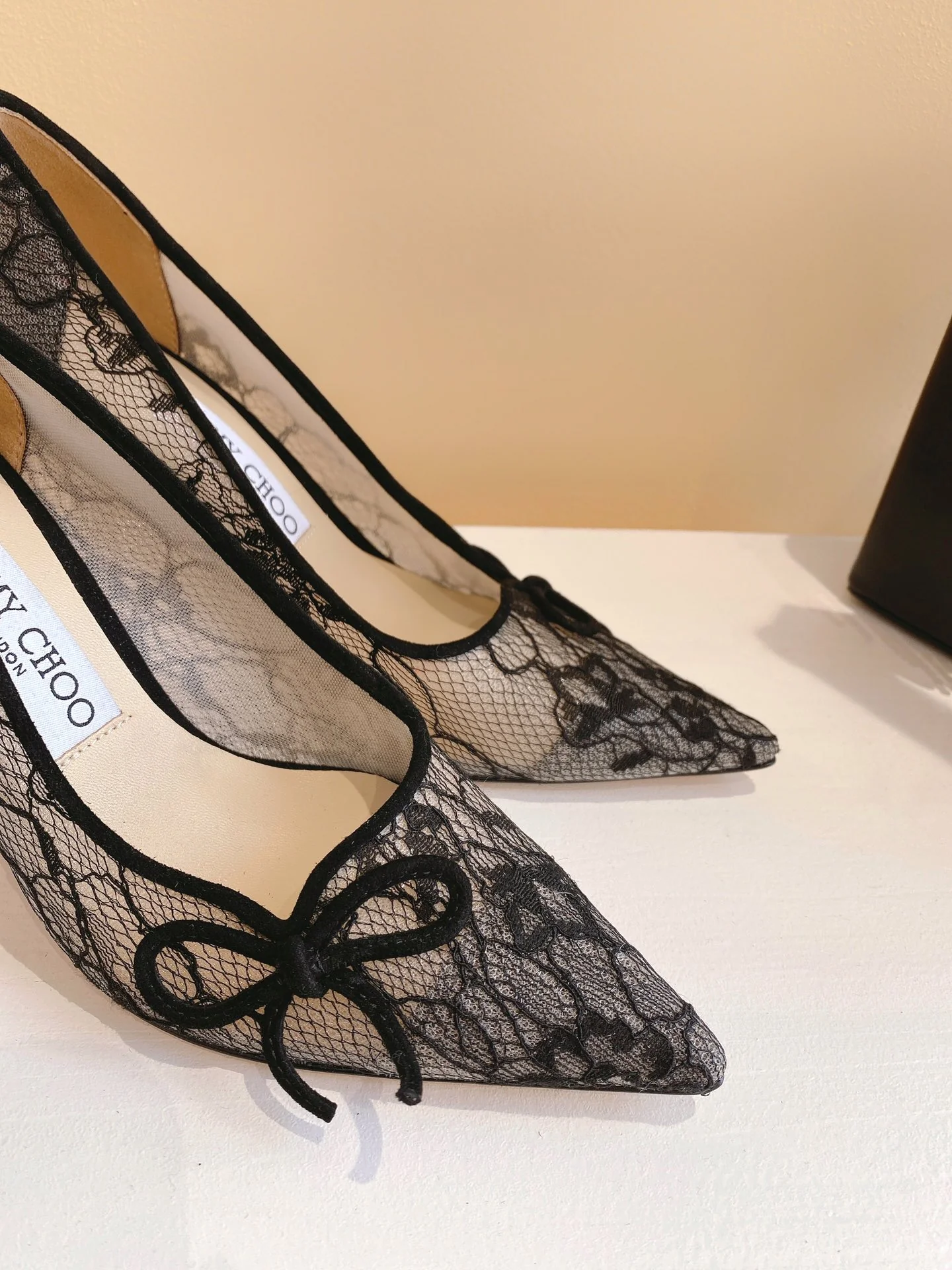 Туфли на высоком каблуке Jimmy 22ss из овечьей кожи с кружевом и острым носком - черные