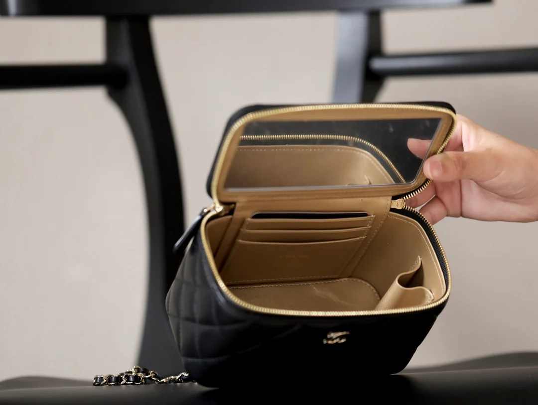 Новые поступления коллекции Chanel весна/лето 2023 - Футбольная коллекция - Длинная коробка с цепочкой и мячом - Черная