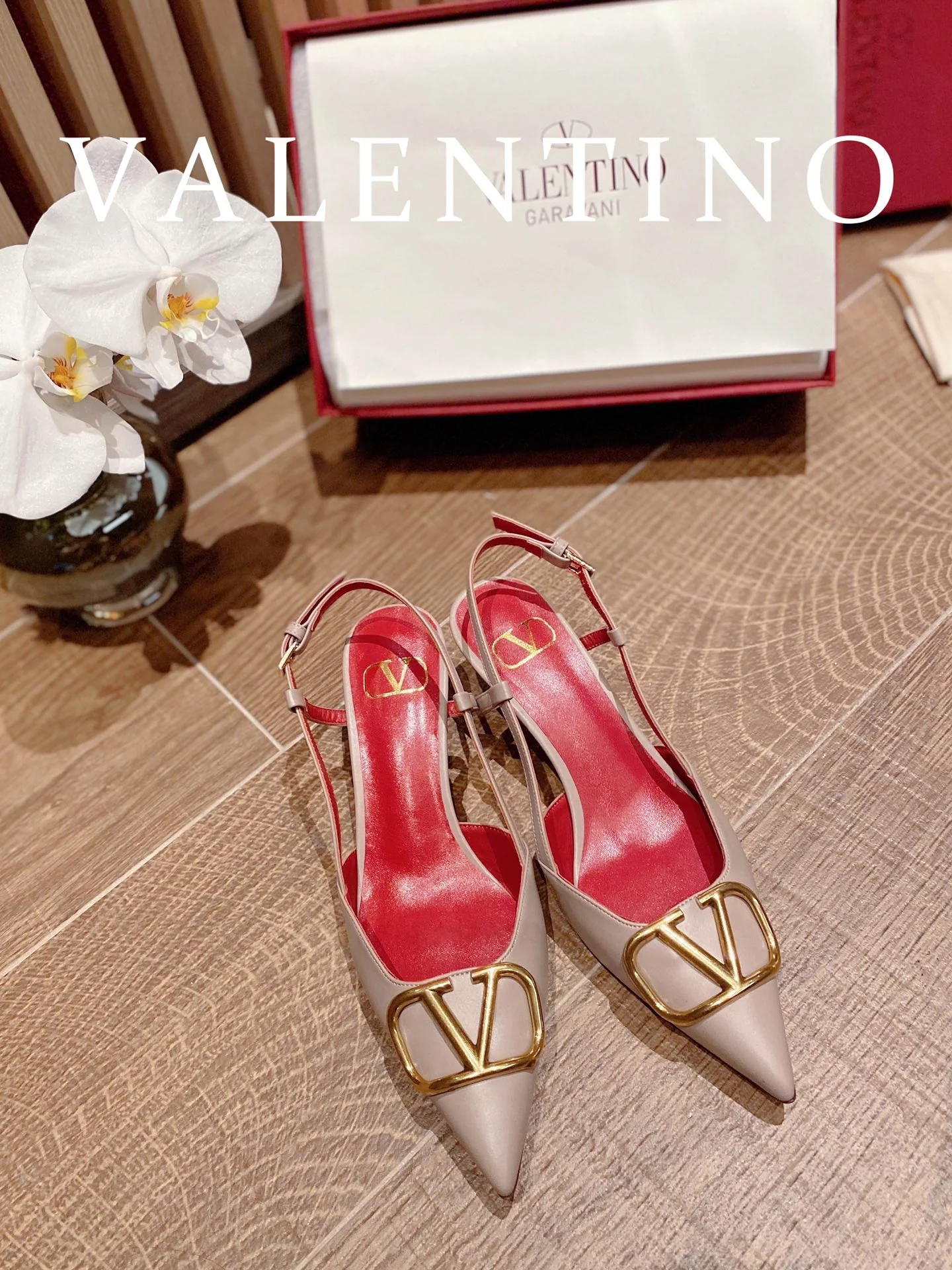 Valentino - Туфли телесного цвета на низком каблуке с острым носком