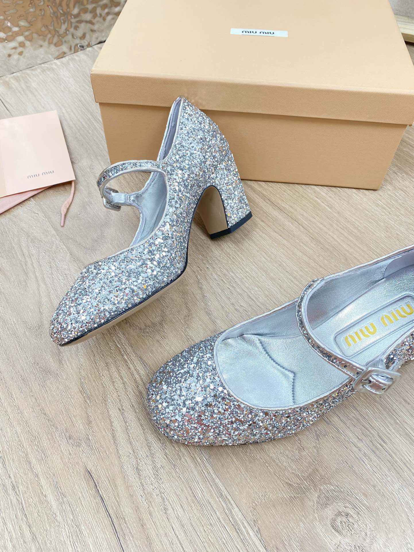 Новинка весны 2023 года от Miu Miu - Туфли на массивном каблуке Greta из лакированной кожи - Серебристые