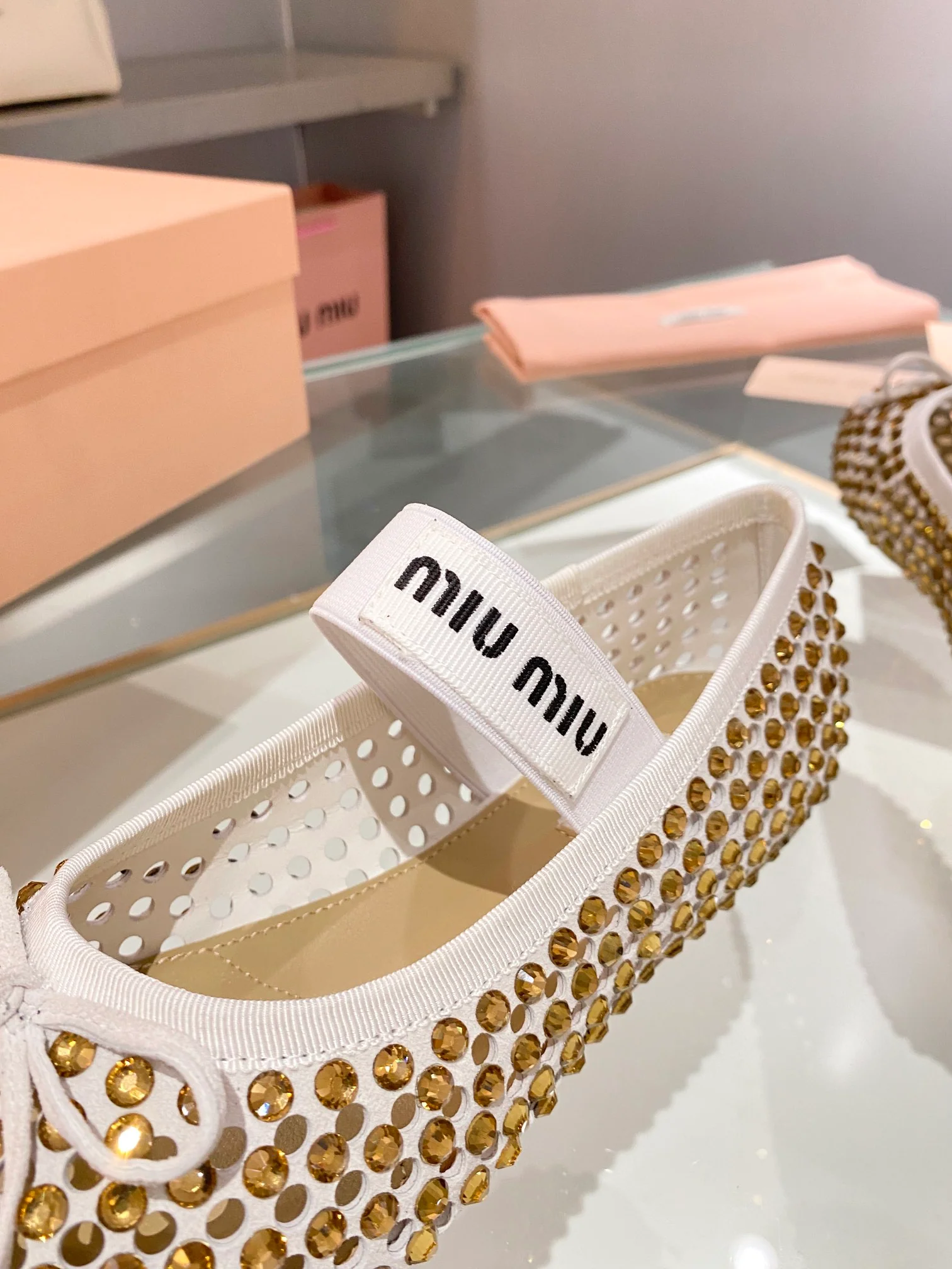 Miu Miu - балетки с ажурной отделкой, украшенные стразами.