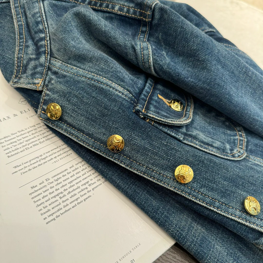 Celine Весна/Лето 2024: Новая короткая джинсовая куртка с воротником-стойкой и зауженной талией.