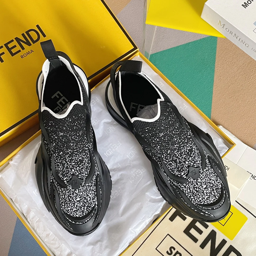Новинка 2023 года от Fendi - кроссовки Flow Series Flyknit - черно-серебристые.