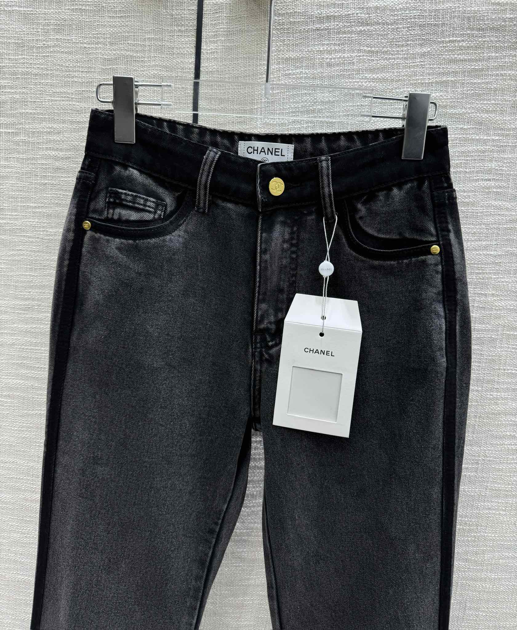 Chanel 2403 - слегка расклешенные джинсы