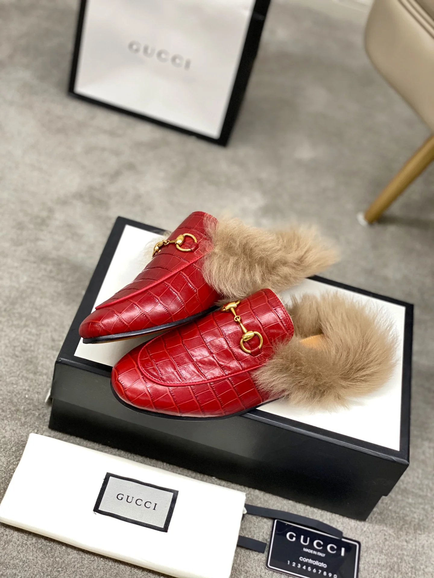 Бутик Gucci 2020 — Последний образ с подиума — Меховые тапочки — Красный с каменным узором