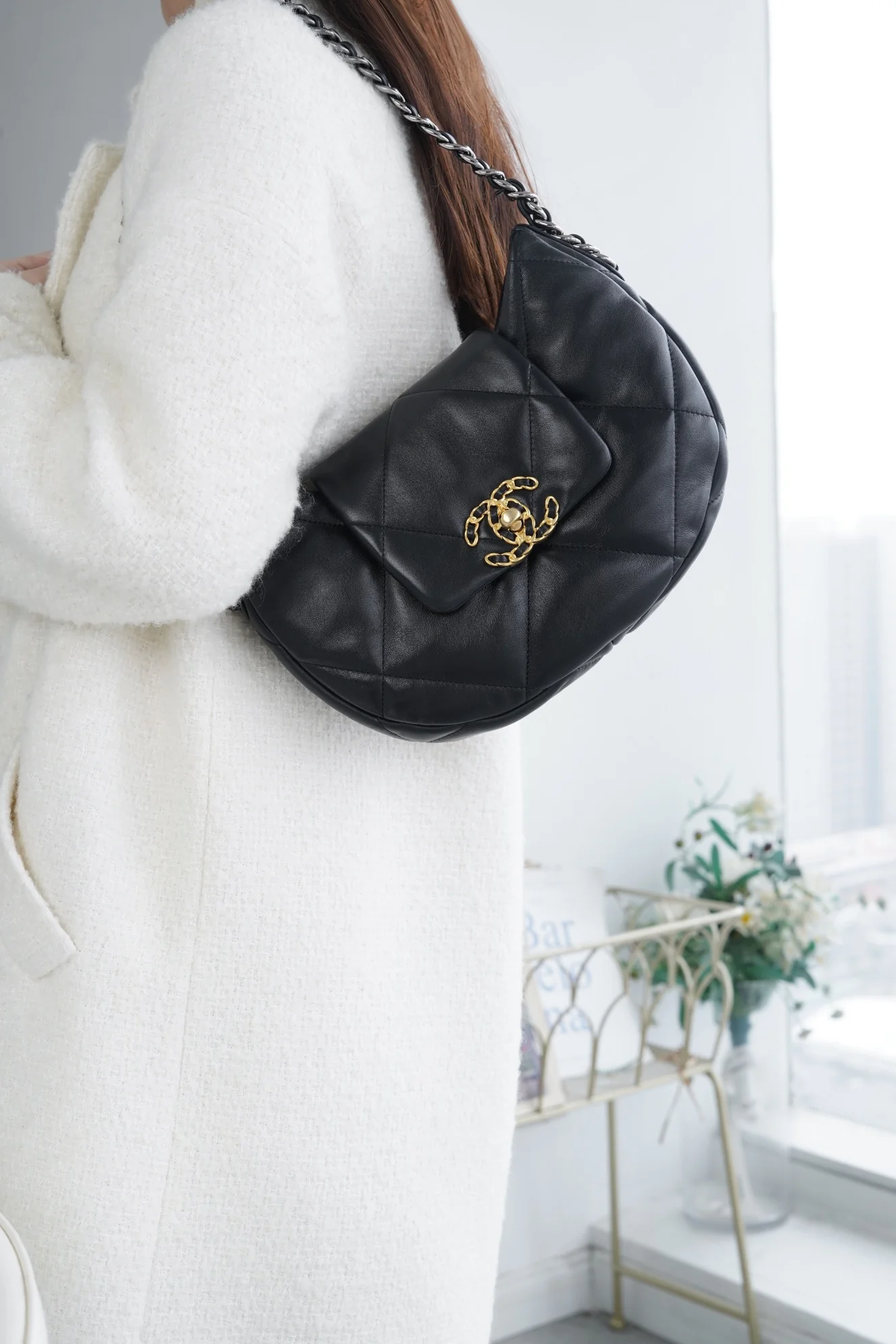 Новая коллекция Chanel ?Ранняя весна? — 24c — 19bag — сумка-хобо под мышкой — черная.