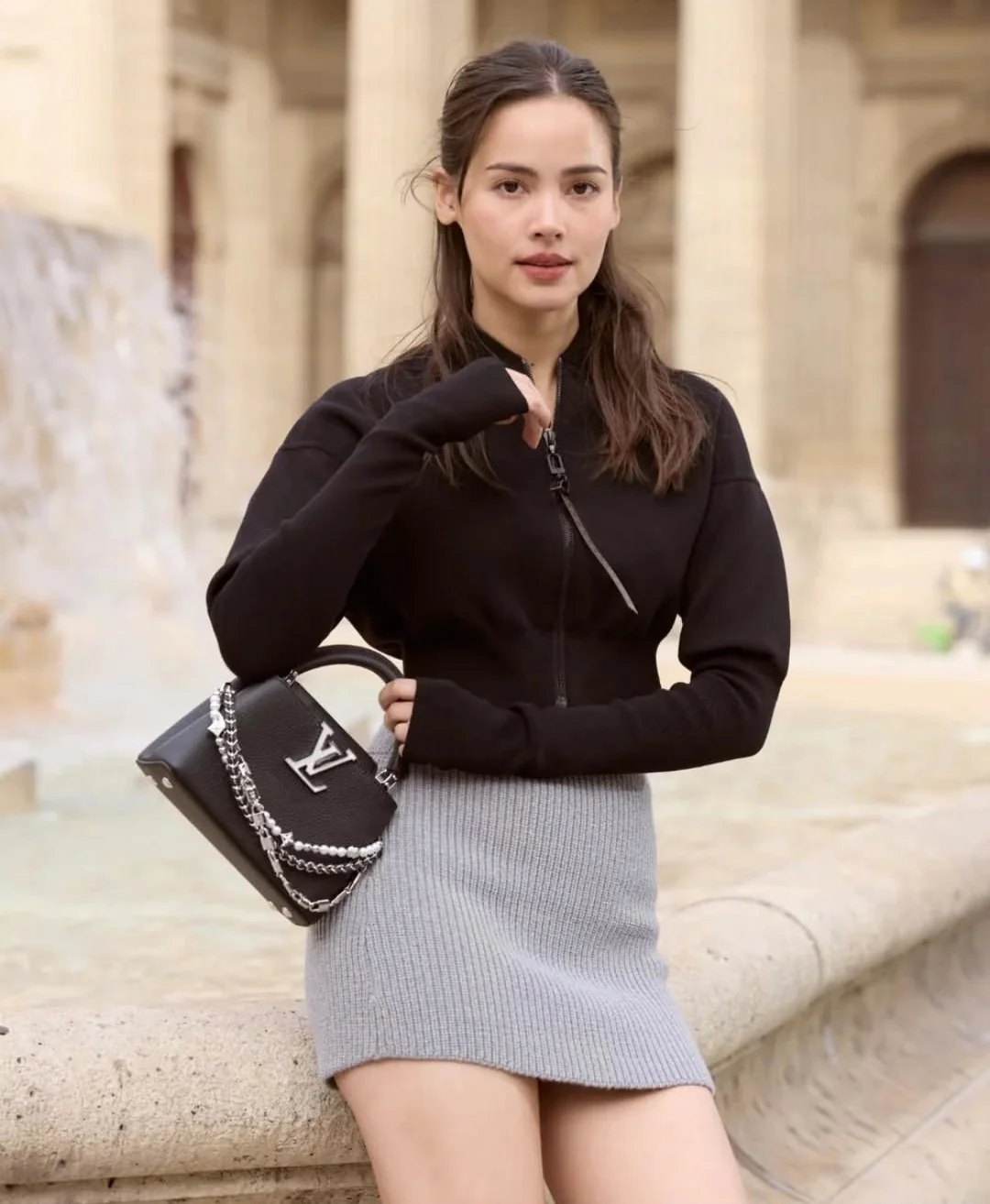 Миниатюрная кожаная сумочка LV Capucines с жемчужной цепочкой - черная