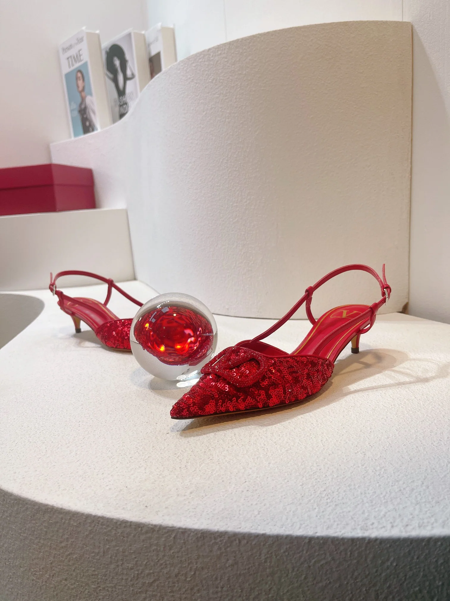 Новинка с официального сайта Valentino 2023 — глянцевые босоножки на низком каблуке с острым носком — 4 см — красные