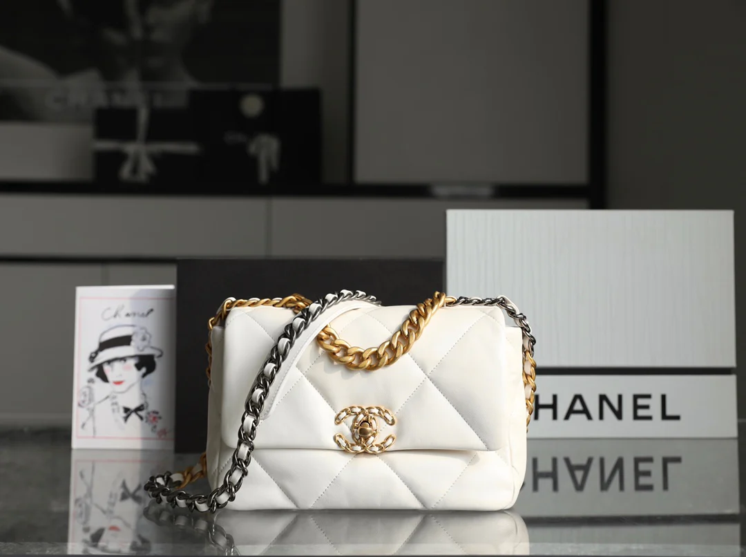 Маленькая сумочка Chanel 19bag - белая.