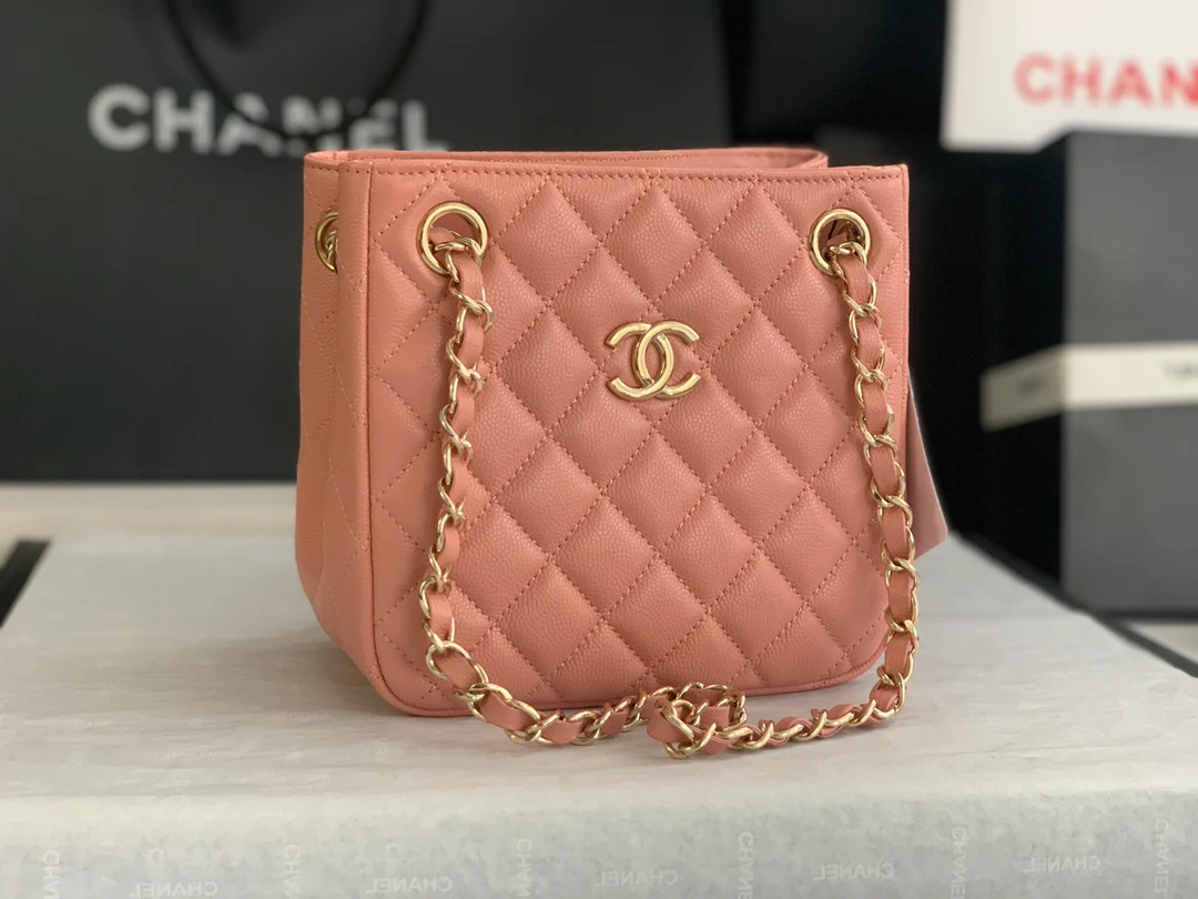 Новая сумка-тоут Chanel весна/лето 2022 — розовая.