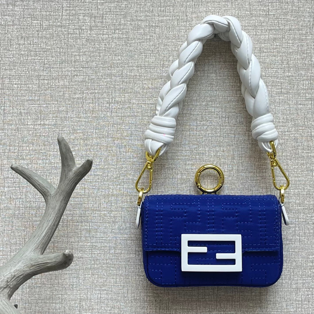 Маленькая синяя сумка-багет Fendi Baguette Nano
