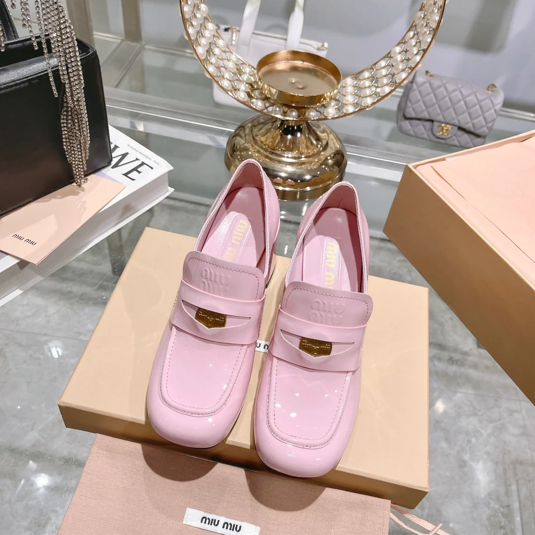Miu Miu 2023 Новый цвет - Золотистые лоферы на высоком каблуке из лакированной кожи - Розовый