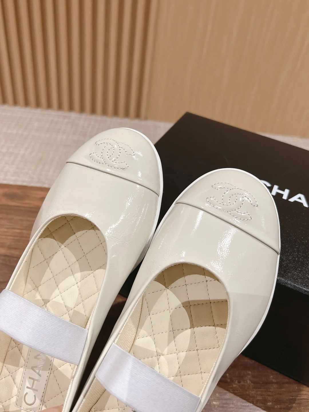 Туфли-балетки Chanel Mary Jane 2024 — белые