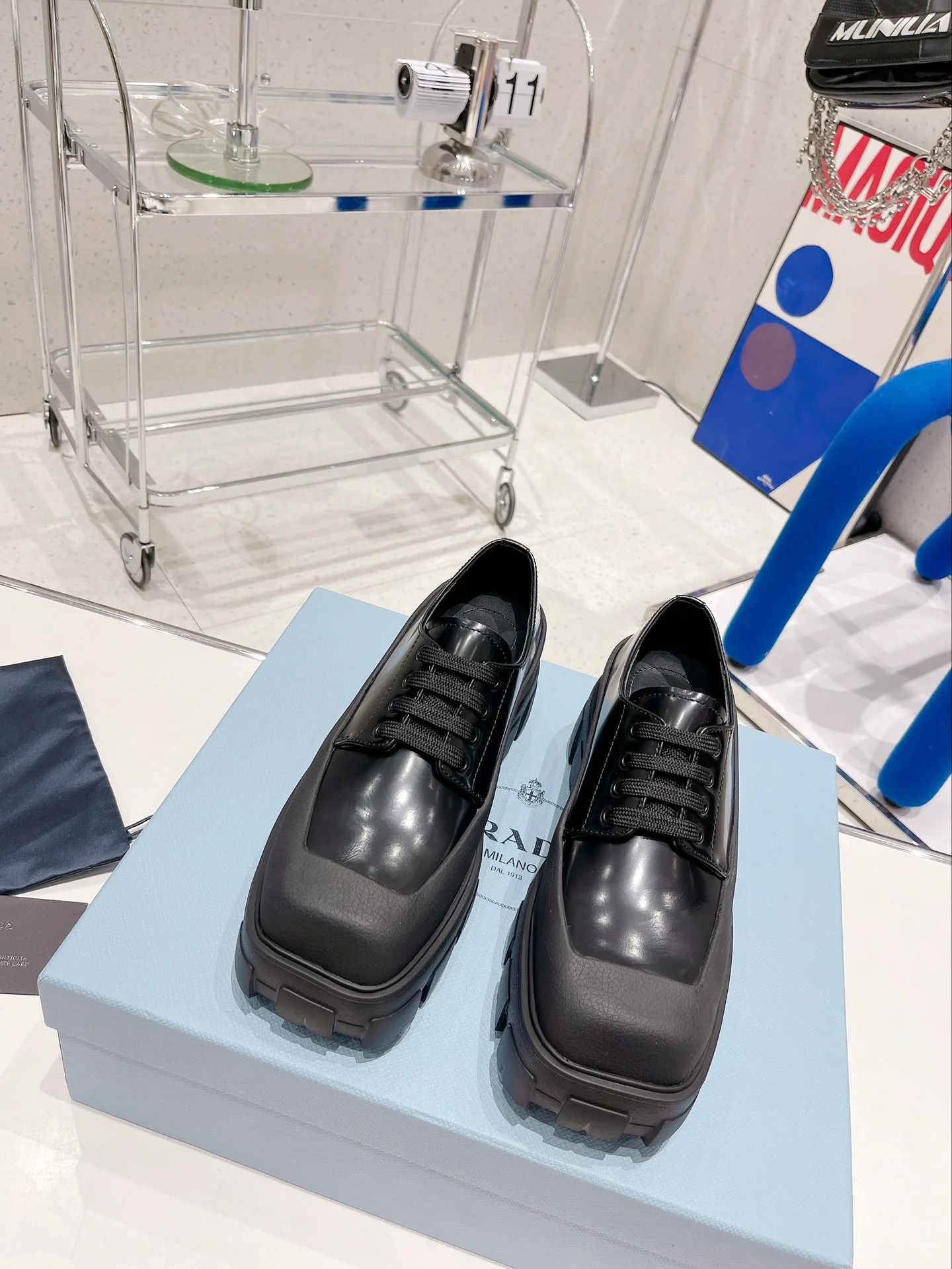 Новинка Prada 2022 года - лоферы на платформе с квадратным носком.