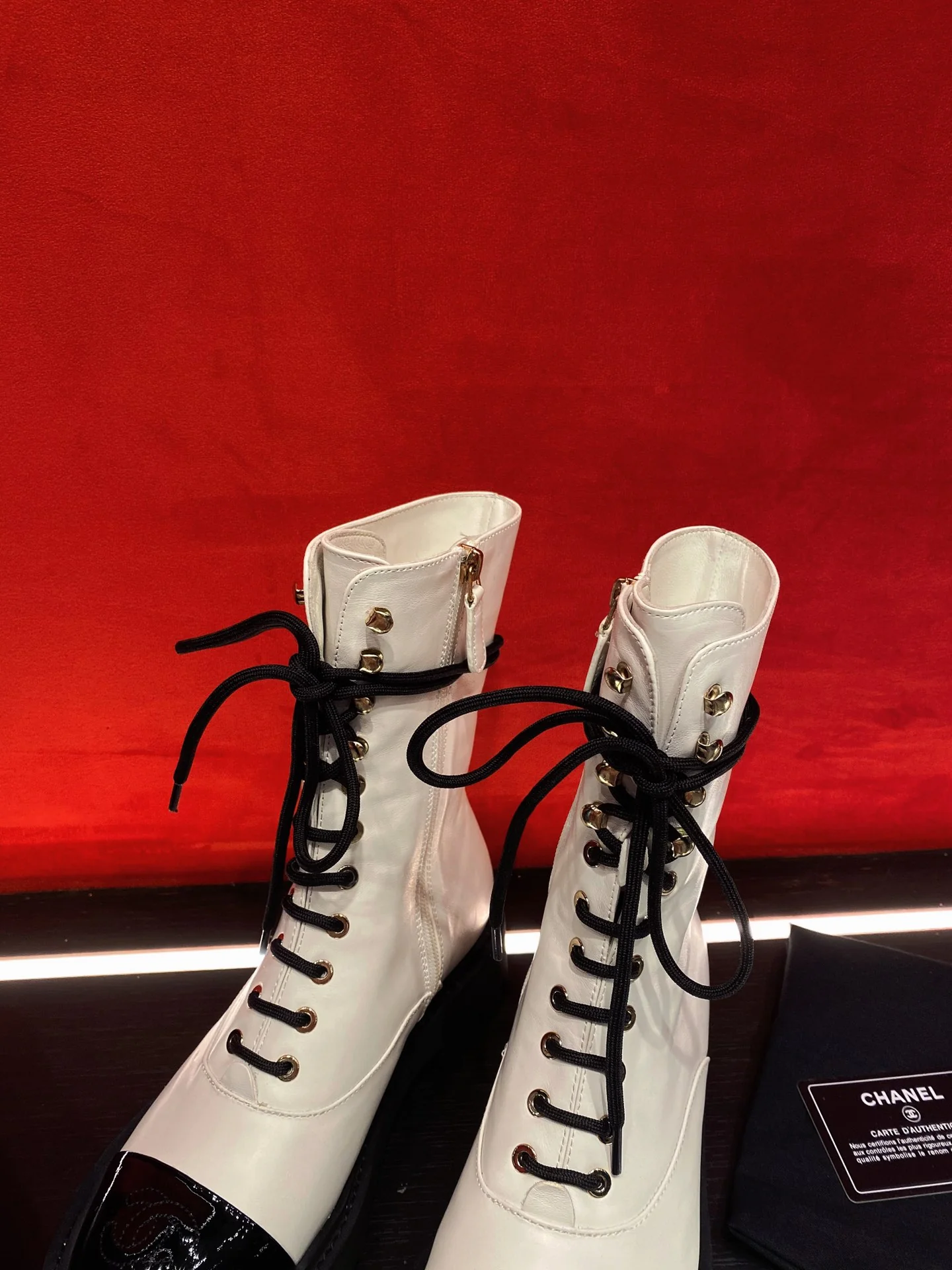 Новинка сезона осень/зима 2022 от Chanel — Ботинки Dr. Martens на платформе — Белый — 5 см