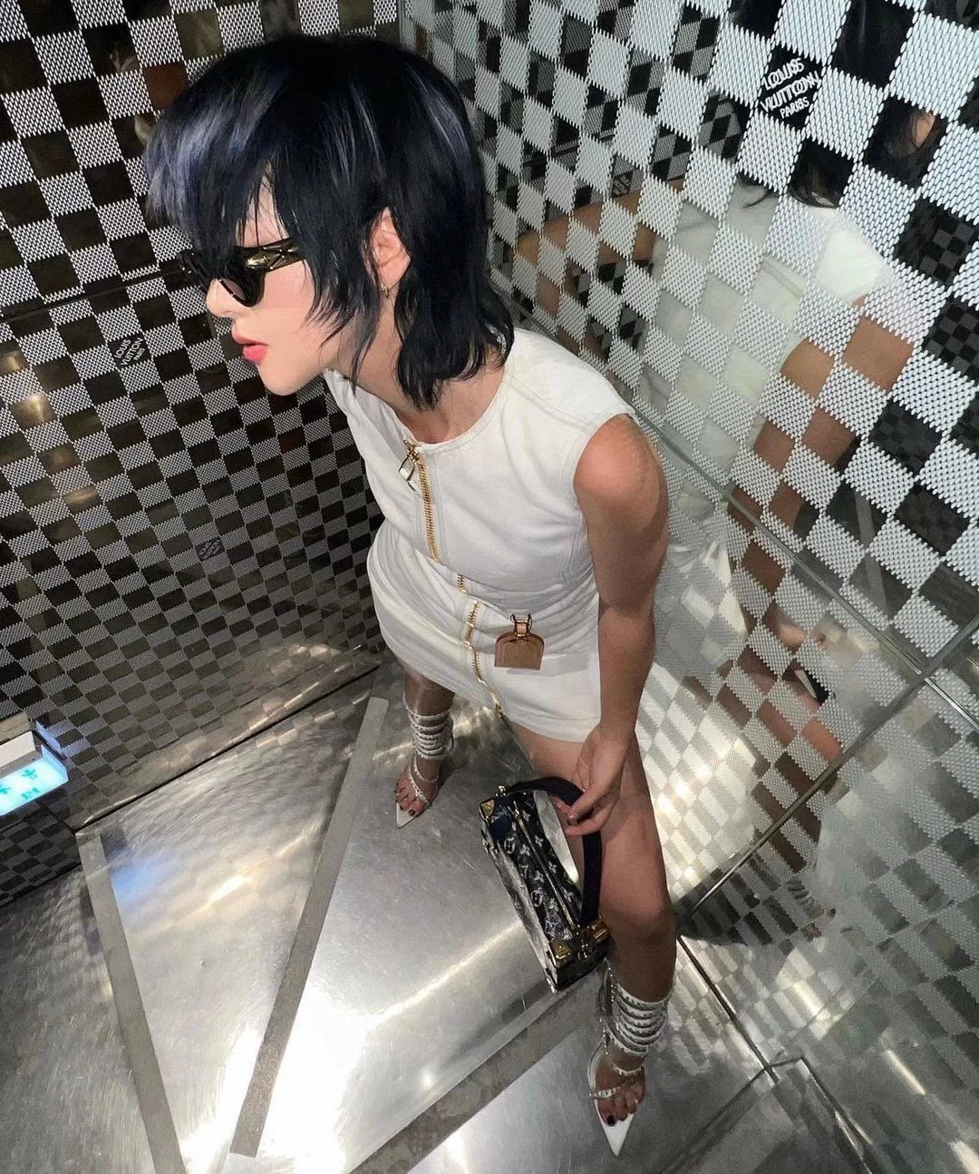 m22944-LV-side-trunk handbag-blue