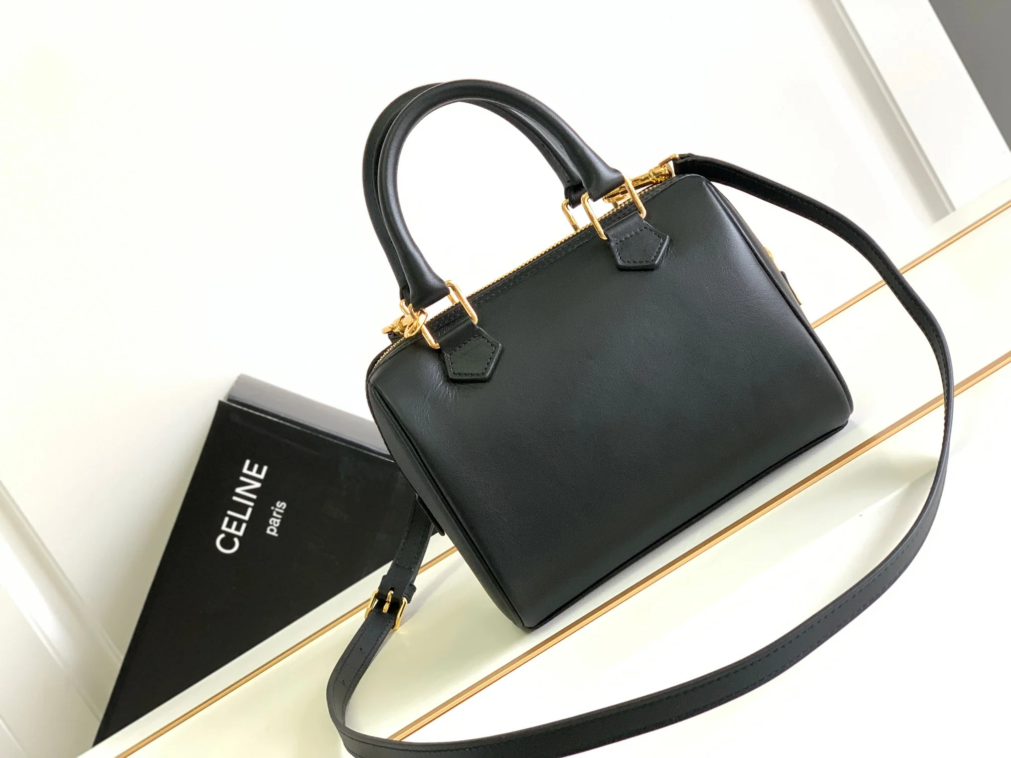 Коллекция Celine Весна/Лето 2023 - Бостон-сумка Cuir Triomphe из гладкой телячьей кожи - Черная