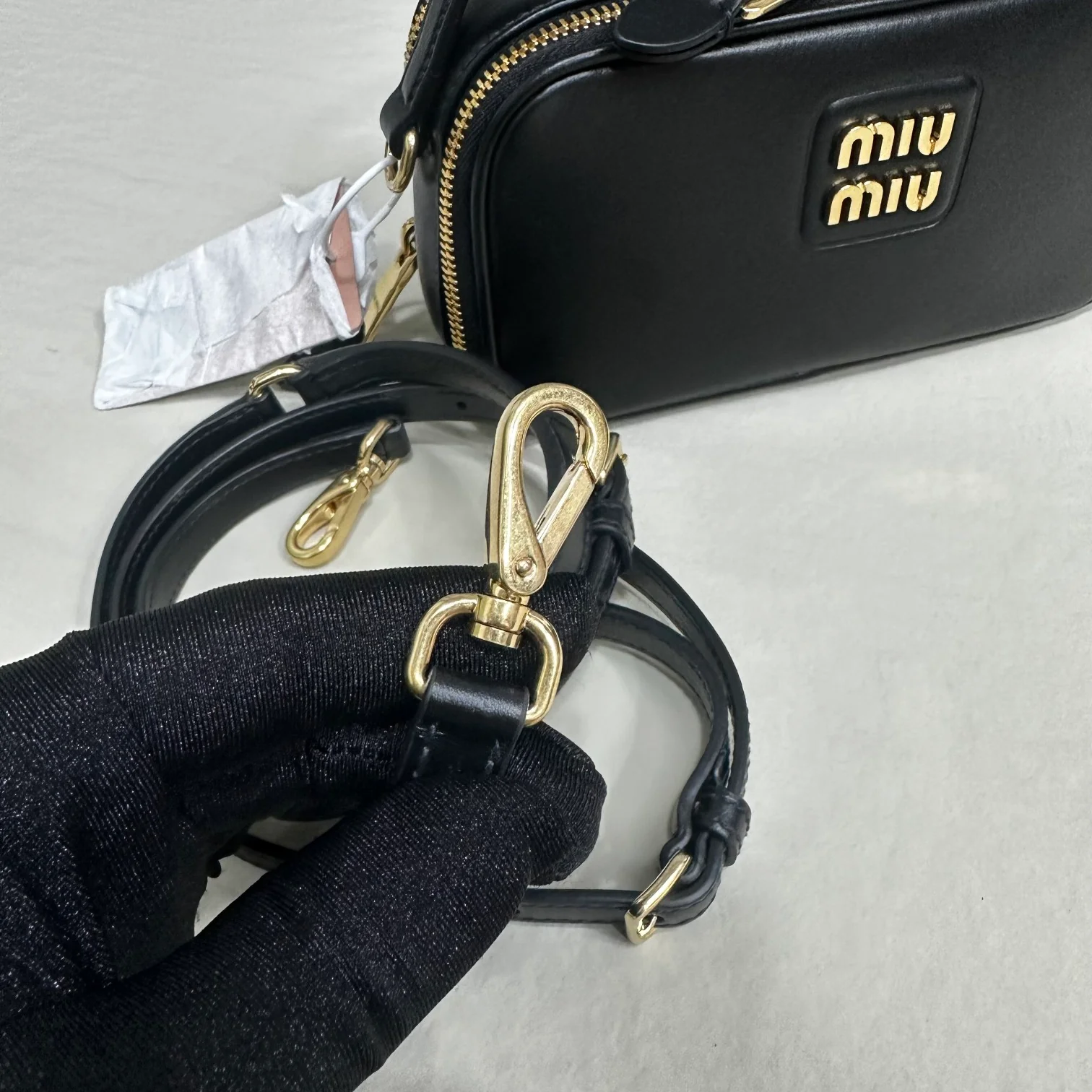 Сумка/кроссбоди для фотоаппарата Miu Miu из осенне-зимней коллекции - полностью кожаная, черная.