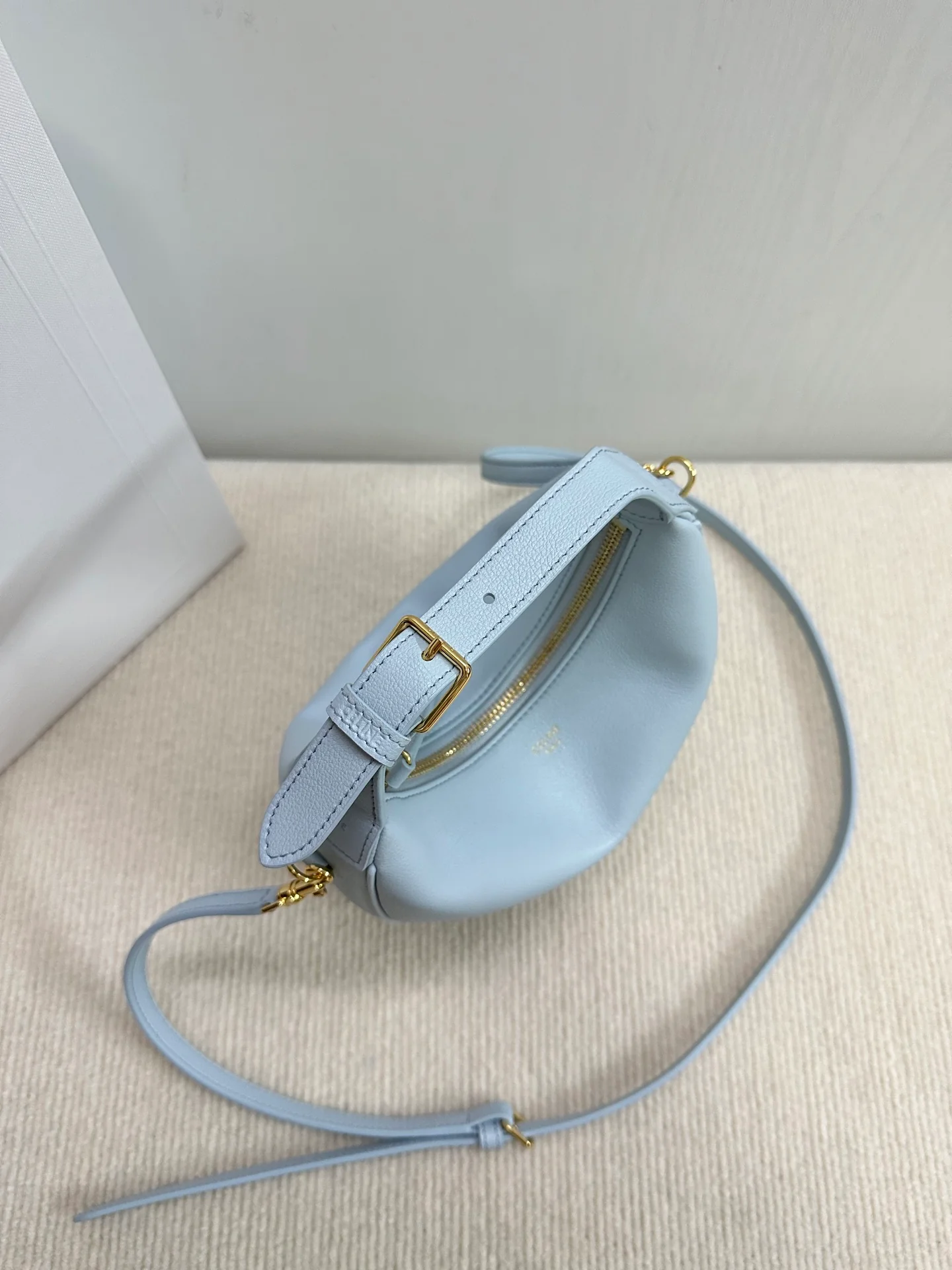 Сумка Celine Lulu Crescent Bag - Ледяной синий