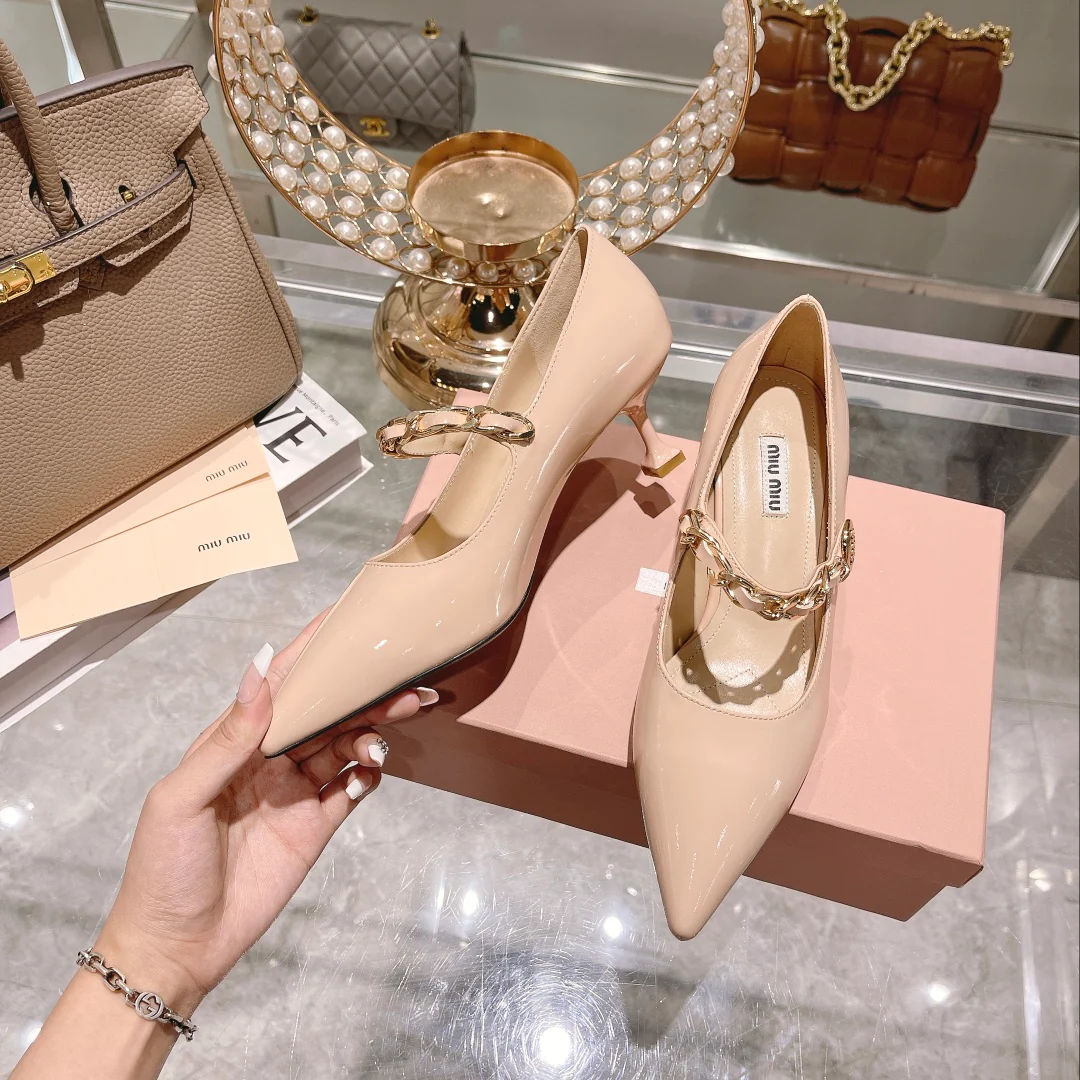 Новинка сезона осень/зима 2022 от Miu Miu - Туфли на каблуке с острым носком и разрезом - Розовые
