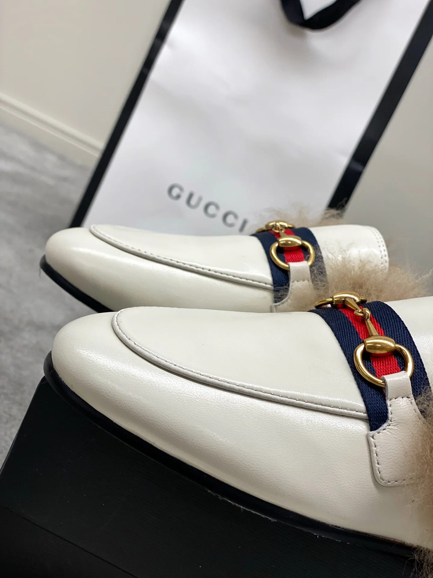 Бутик Gucci 2020 — Последние модели с подиума — Меховые тапочки — Белые с пряжкой в ??виде седла
