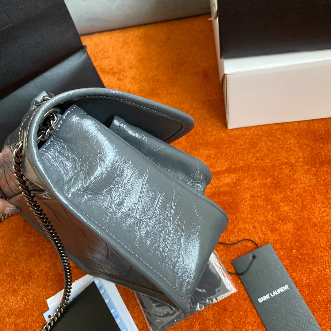 YSL - Маленькая модель Niki - Кожа коровы, обработанная маслом и воском, темно-серая - с пряжкой в ??виде D-образного кольца