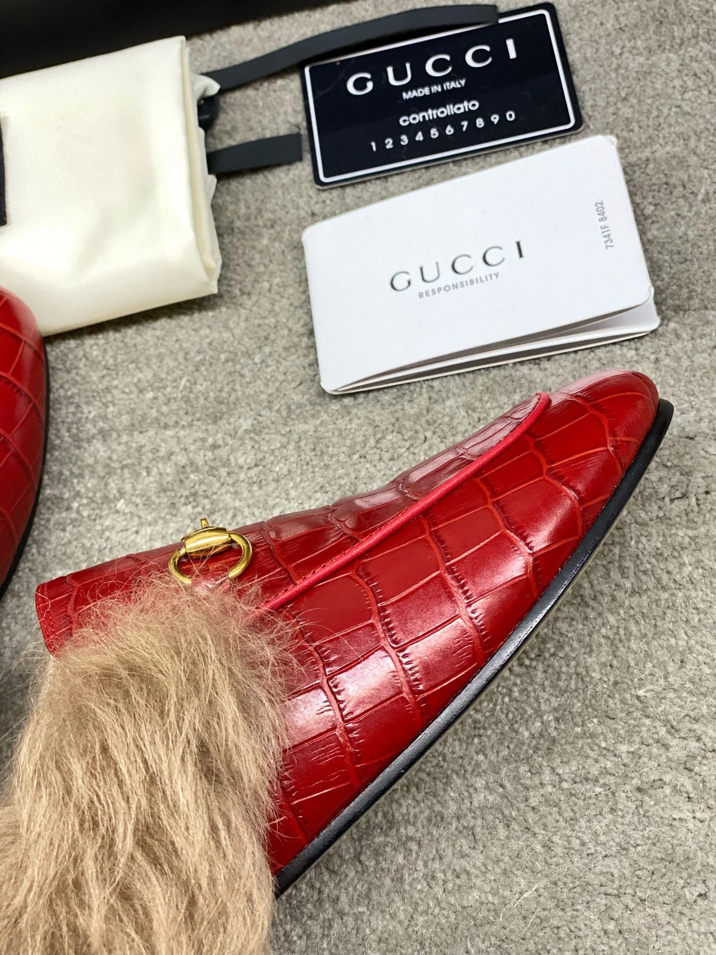 Бутик Gucci 2020 — Последний образ с подиума — Меховые тапочки — Красный с каменным узором