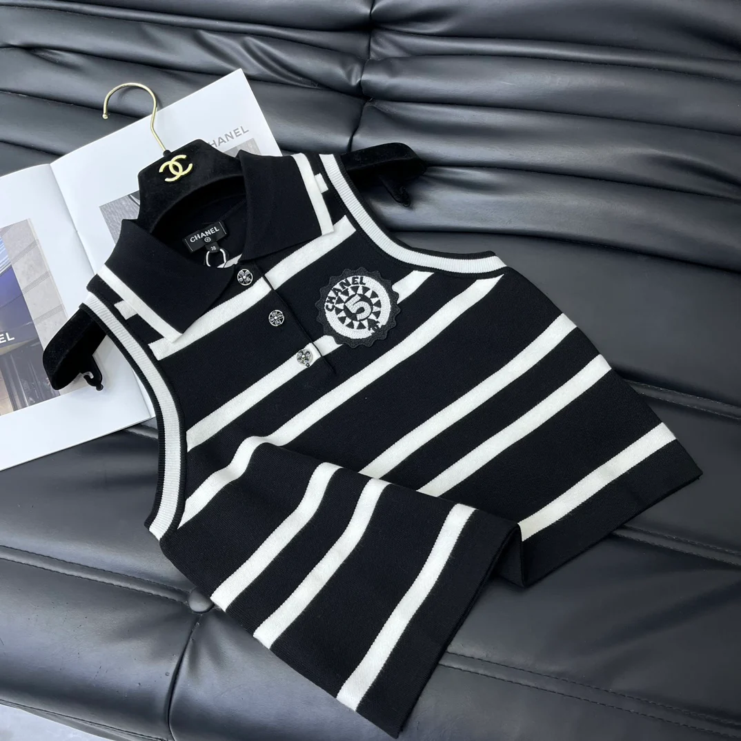 Chanel - 2404-24 Новинка: Вязаный жилет в полоску с воротником - Черный