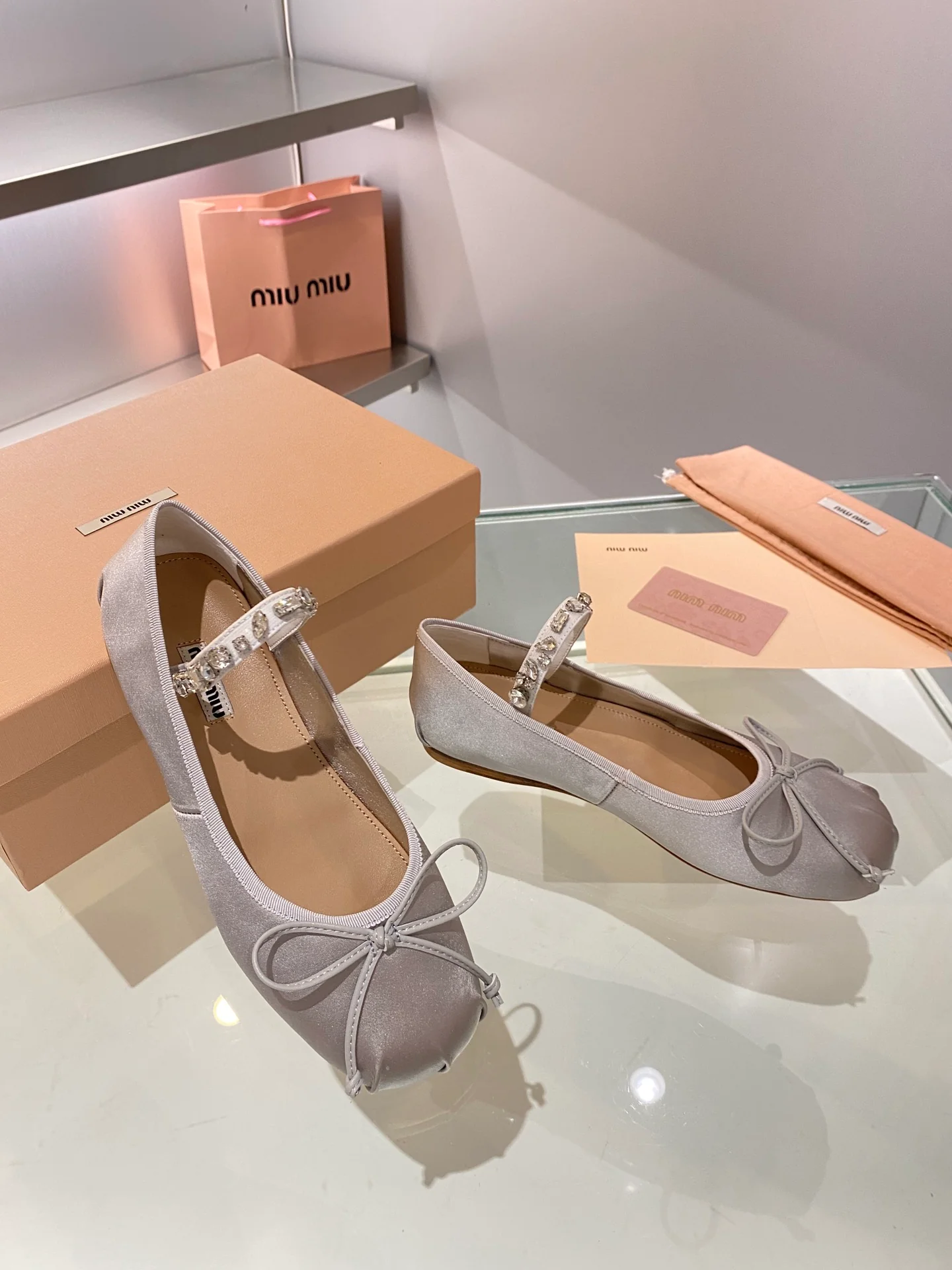 Новые поступления коллекции Miu Miu осень/зима 2023 — Балетки — Серебристые