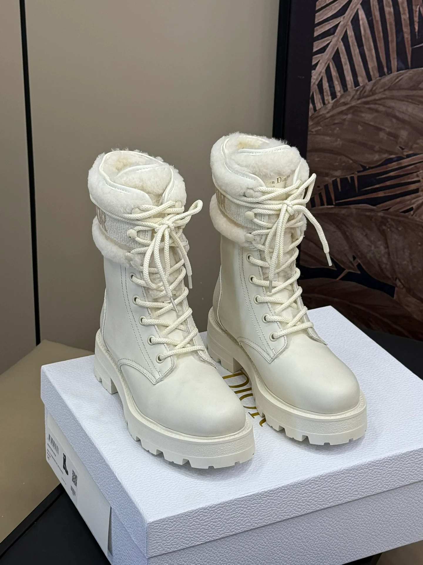 Ботильоны Dior 2024 сиреневого цвета - белые