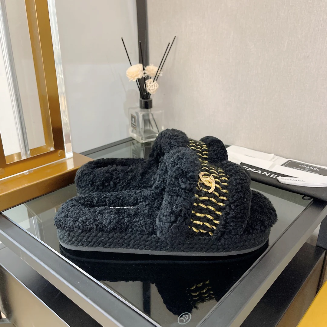Коллекция Chanel 2022 года с подиума - Тапочки из овечьей шерсти - Черные